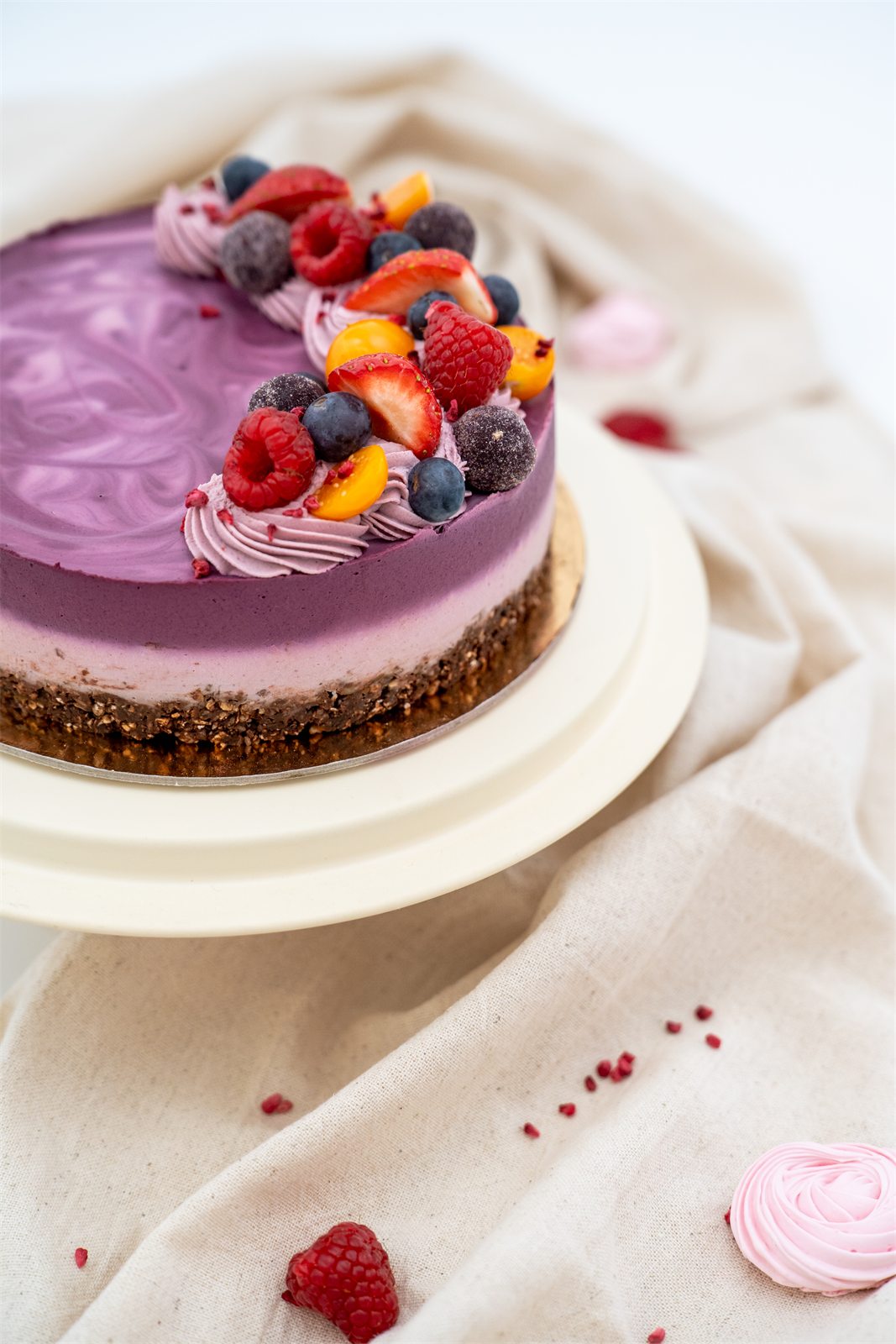 Nyers vegán erdei gyümölcsös lila torta