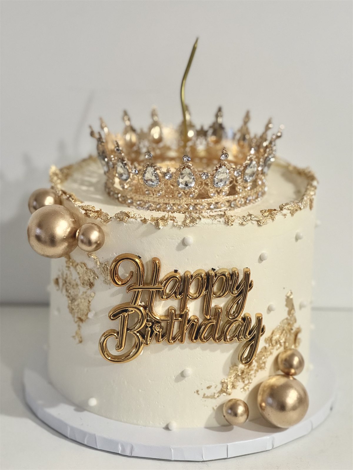 Koronás szülinapi torta
